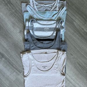 ❤️5 tank tops, assorted colors.